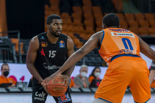 许多专家指 许多专家指